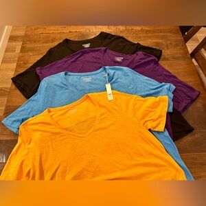 🌟 Bundle of four Chico’s Slub Knit V-neck
Tees, XXL